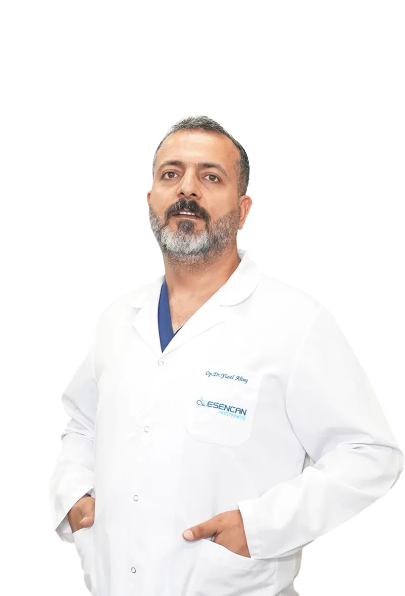 Op. Dr. Yücel Altay, beyaz önlükle
